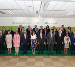 Fotografía de grupo de Su Majestad la Reina con los asistentes a la reunión del Patronato de la FAD